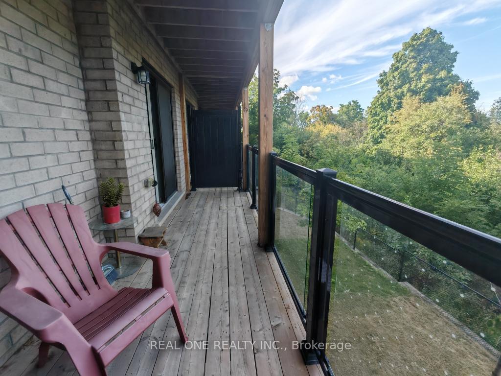 Photo 10 of 19 Woodstream Drive, Etobicoke, West Humber-Clairville — HOMEH