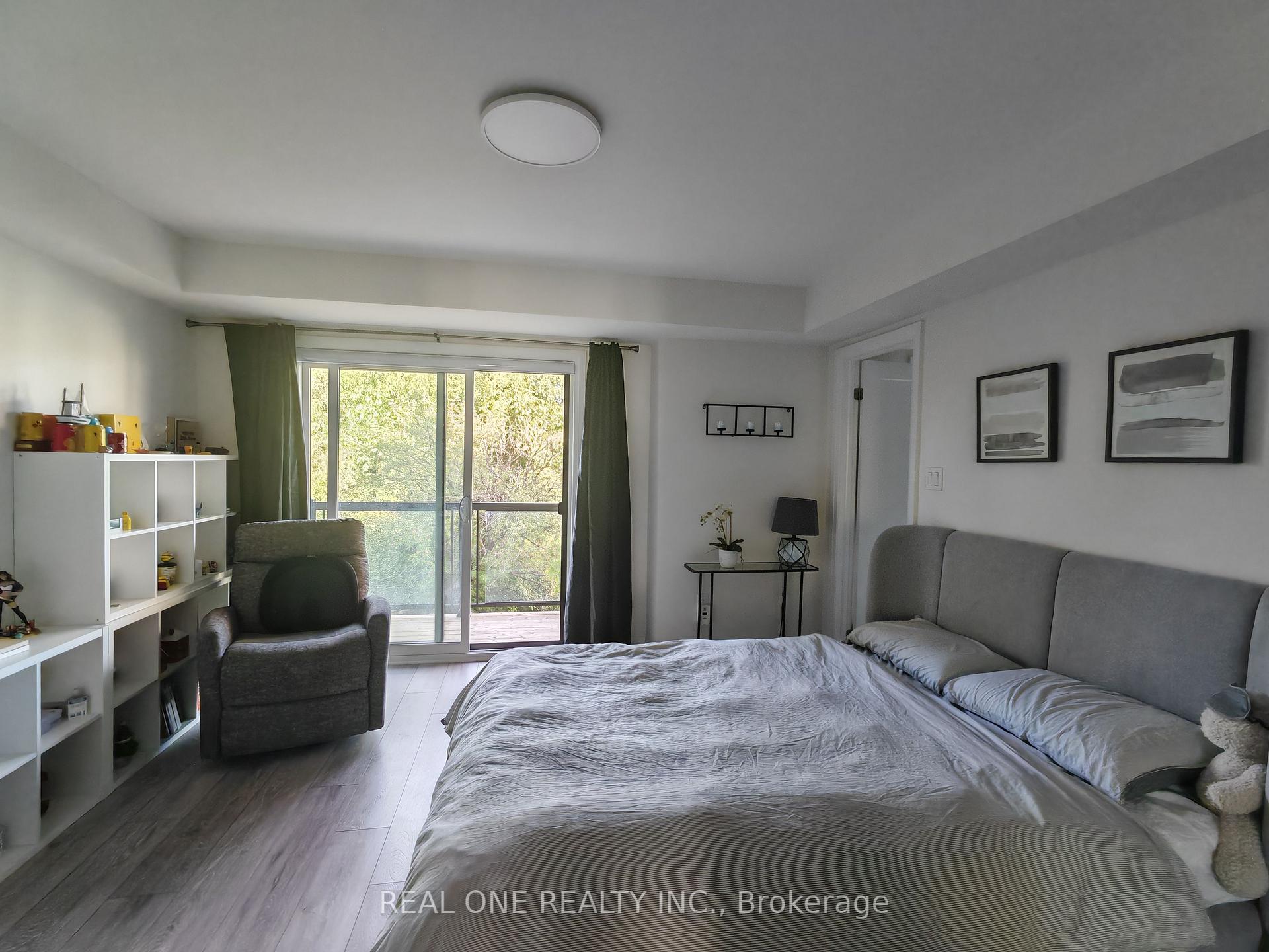 Photo 11 of 19 Woodstream Drive, Etobicoke, West Humber-Clairville — HOMEH