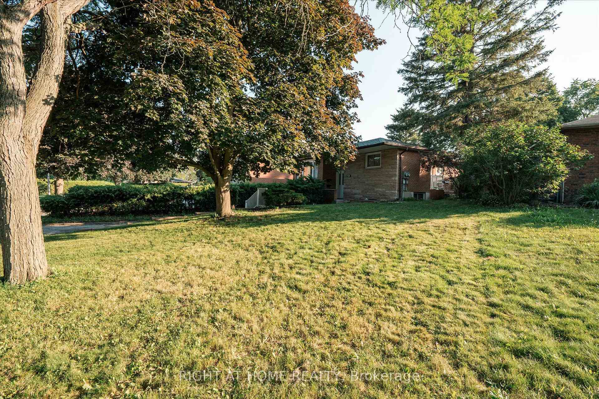 Photo 2 of 904 Walnut Court, Oshawa, Donevan — HOMEH