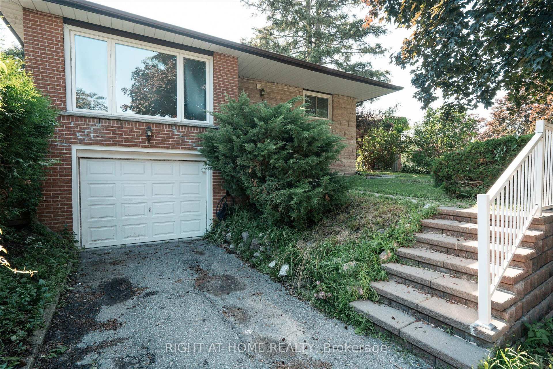Photo 3 of 904 Walnut Court, Oshawa, Donevan — HOMEH