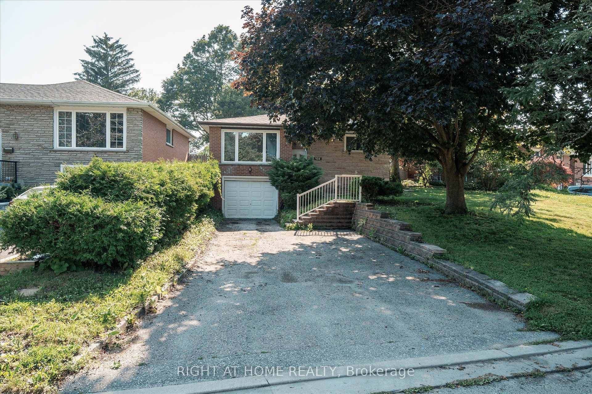 Photo 4 of 904 Walnut Court, Oshawa, Donevan — HOMEH