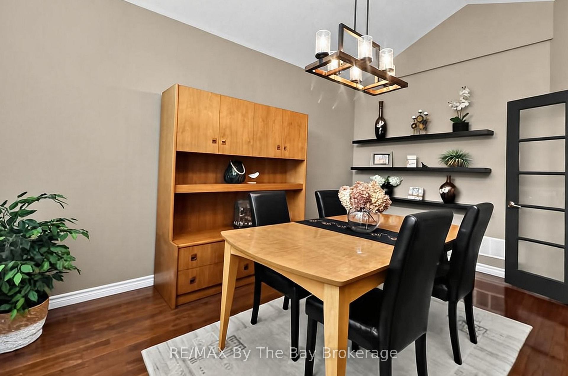 Photo 10 of 7 Downer Crescent, Wasaga Beach — HOMEH