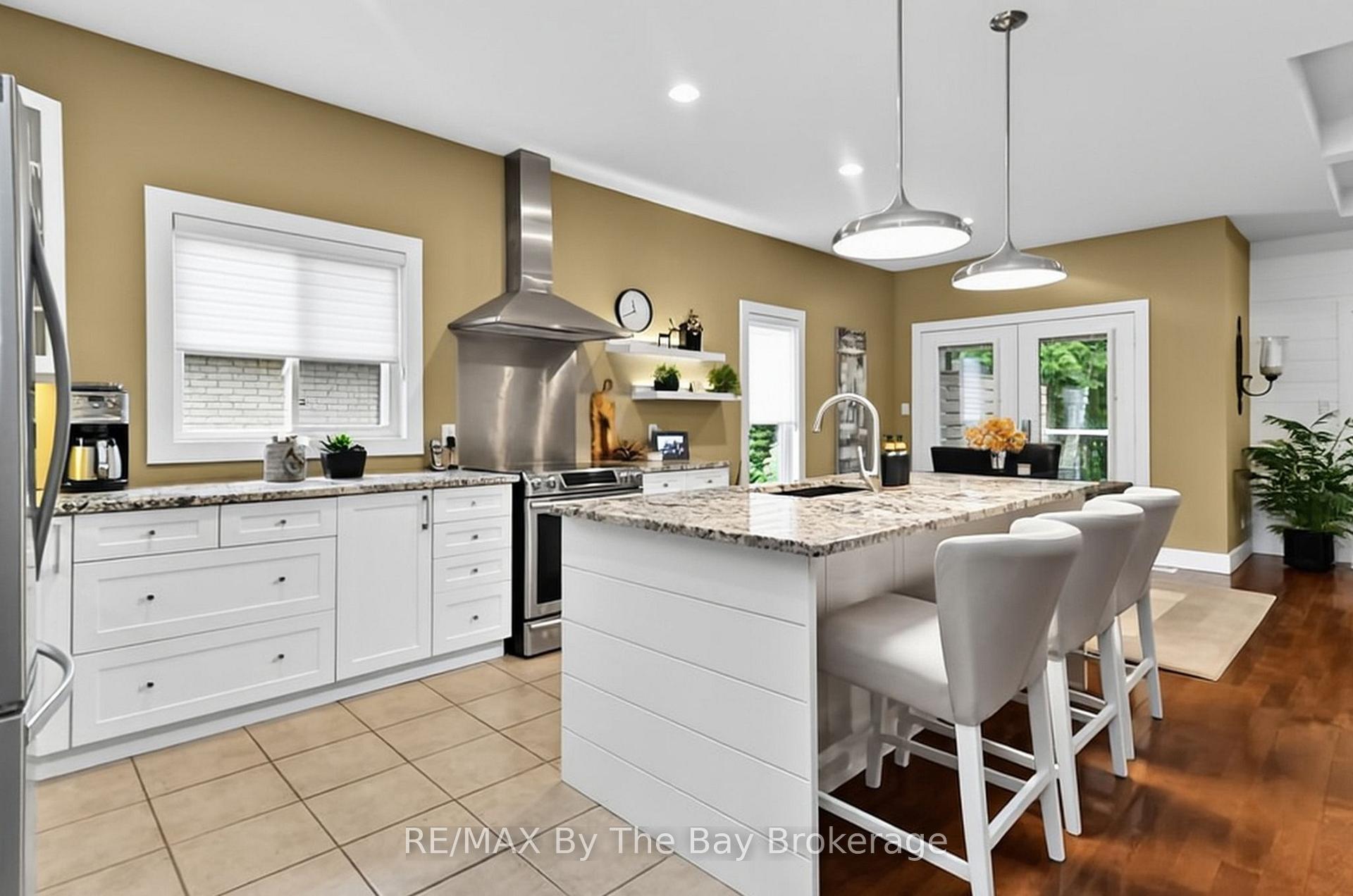 Photo 12 of 7 Downer Crescent, Wasaga Beach — HOMEH
