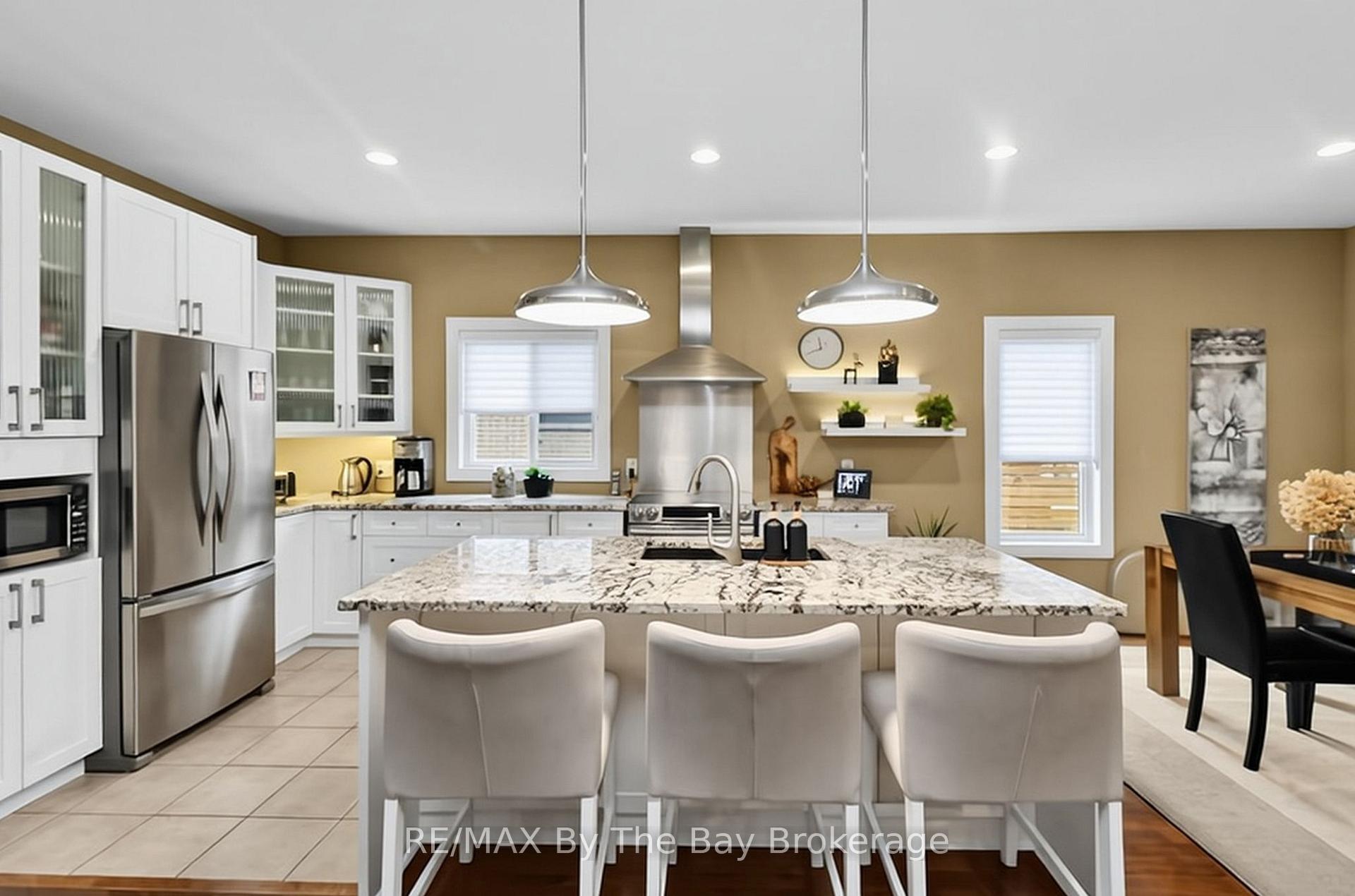 Photo 13 of 7 Downer Crescent, Wasaga Beach — HOMEH
