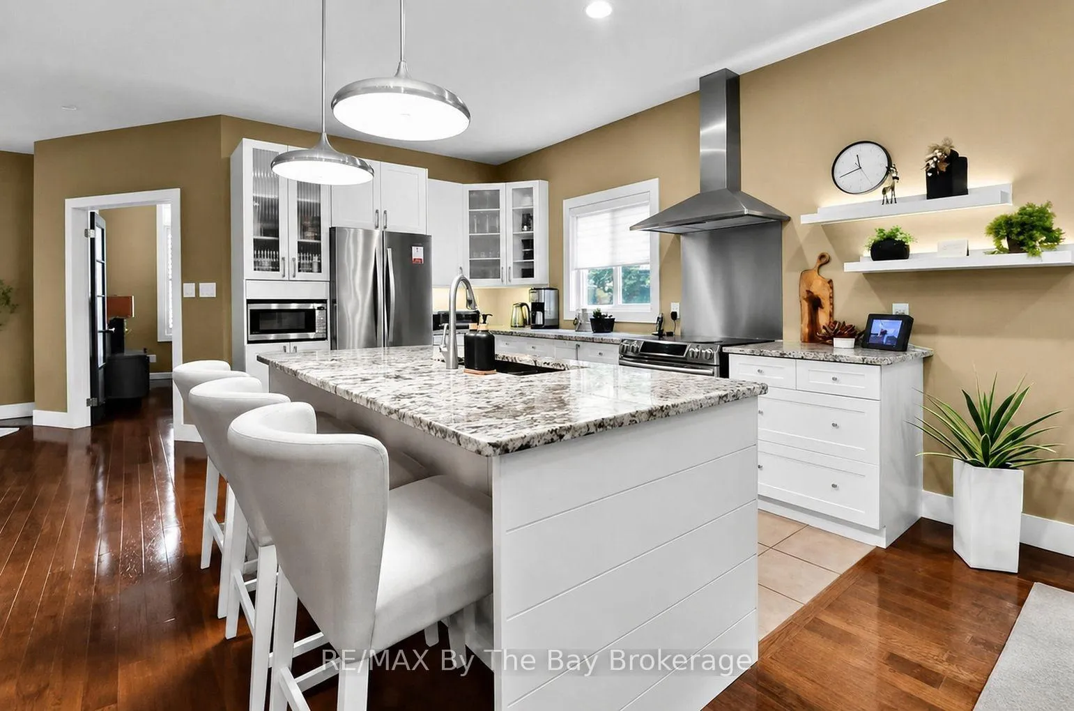 Photo 2 of 7 Downer Crescent, Wasaga Beach — HOMEH