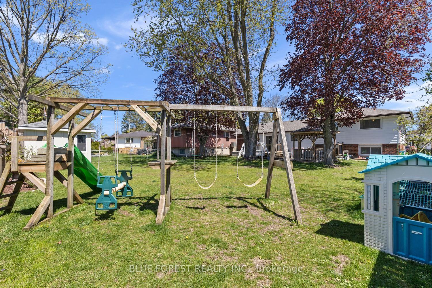 Photo 48 of 16 Dell Drive, Strathroy-Caradoc, SW — HOMEH