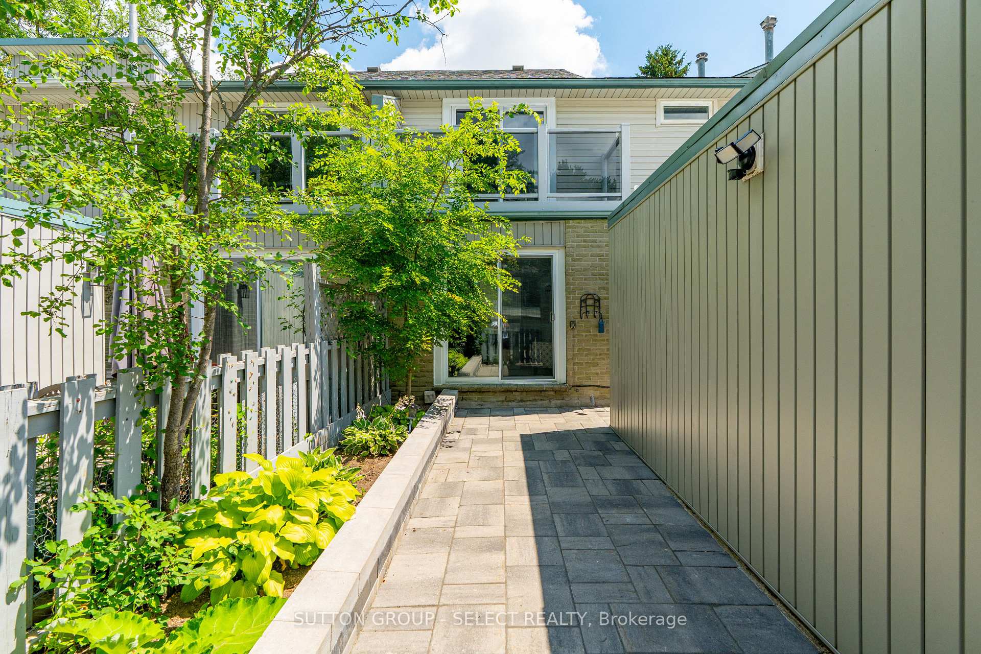 Photo 2 of 665 Woodcrest Boulevard, London, South M — HOMEH