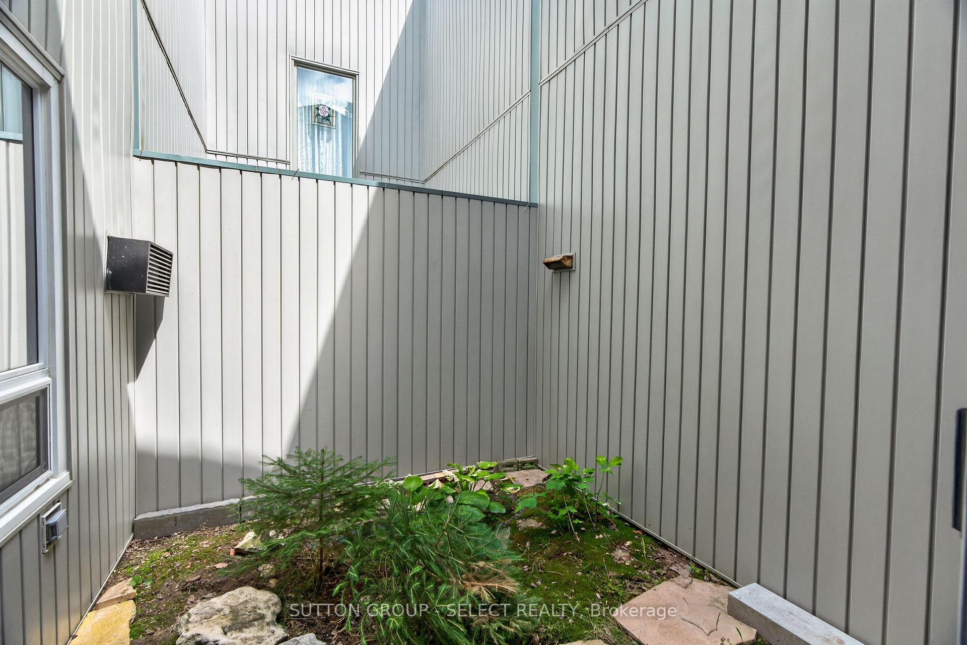 Photo 9 of 665 Woodcrest Boulevard, London, South M — HOMEH