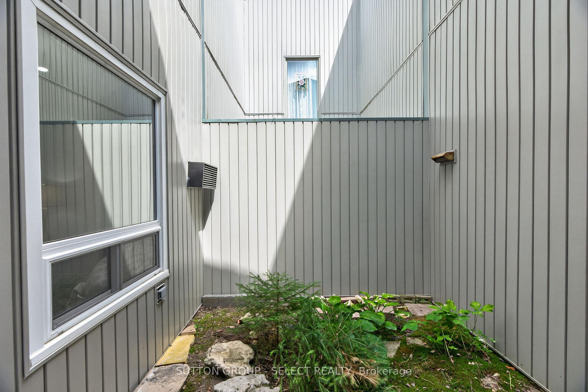 Photo 10 of 665 Woodcrest Boulevard, London, South M — HOMEH