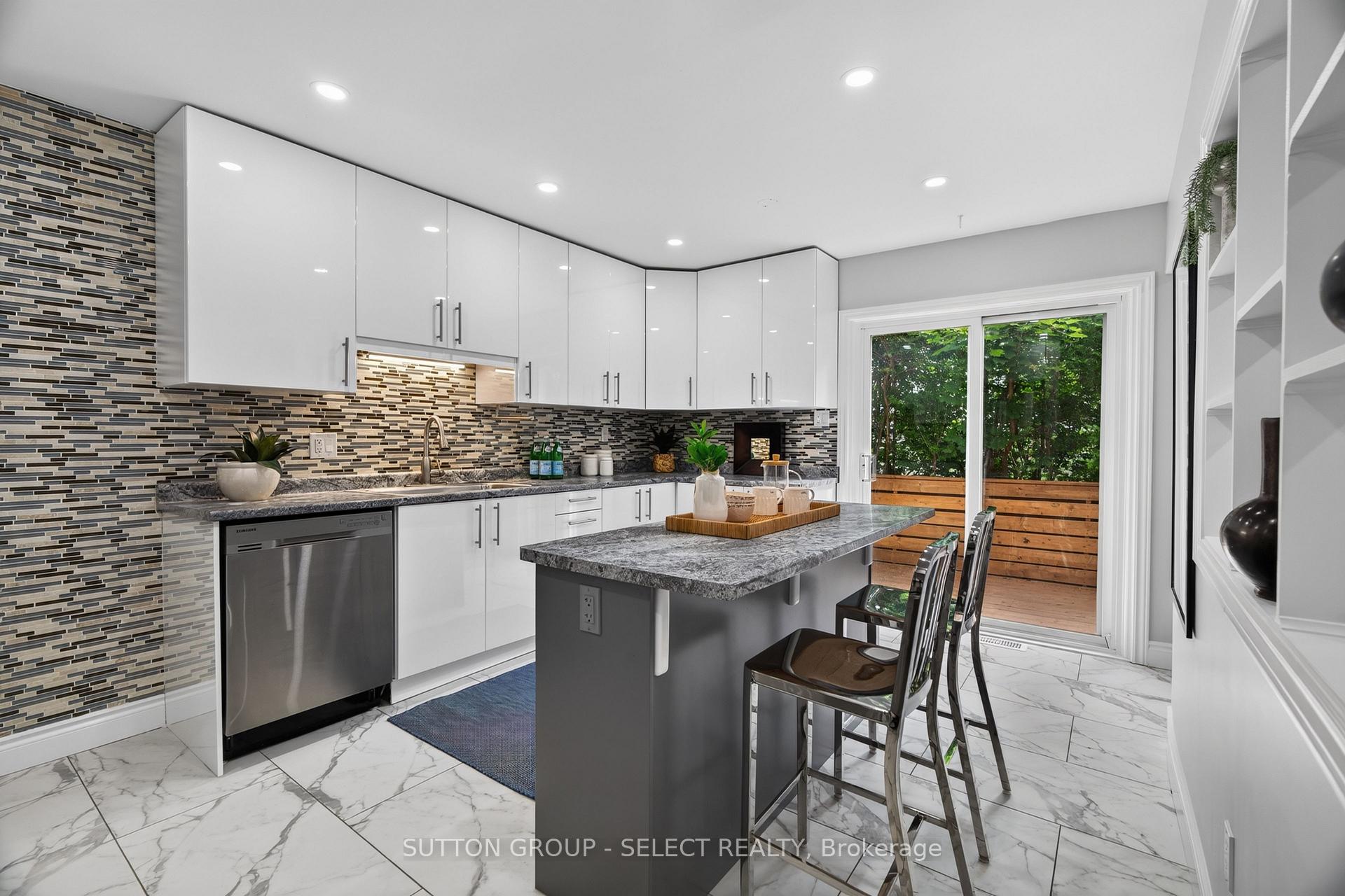 Photo 11 of 665 Woodcrest Boulevard, London, South M — HOMEH