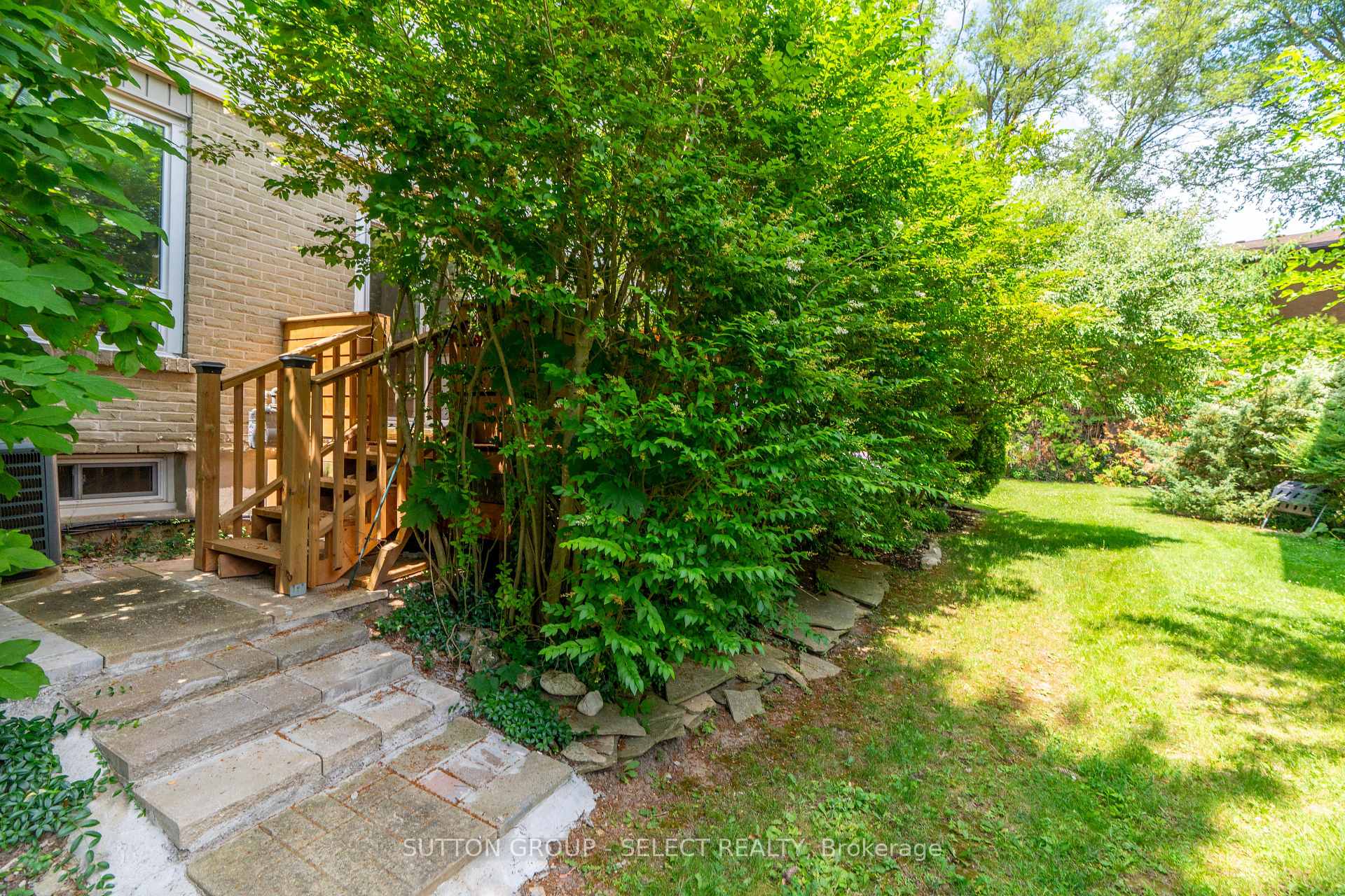 Photo 45 of 665 Woodcrest Boulevard, London, South M — HOMEH