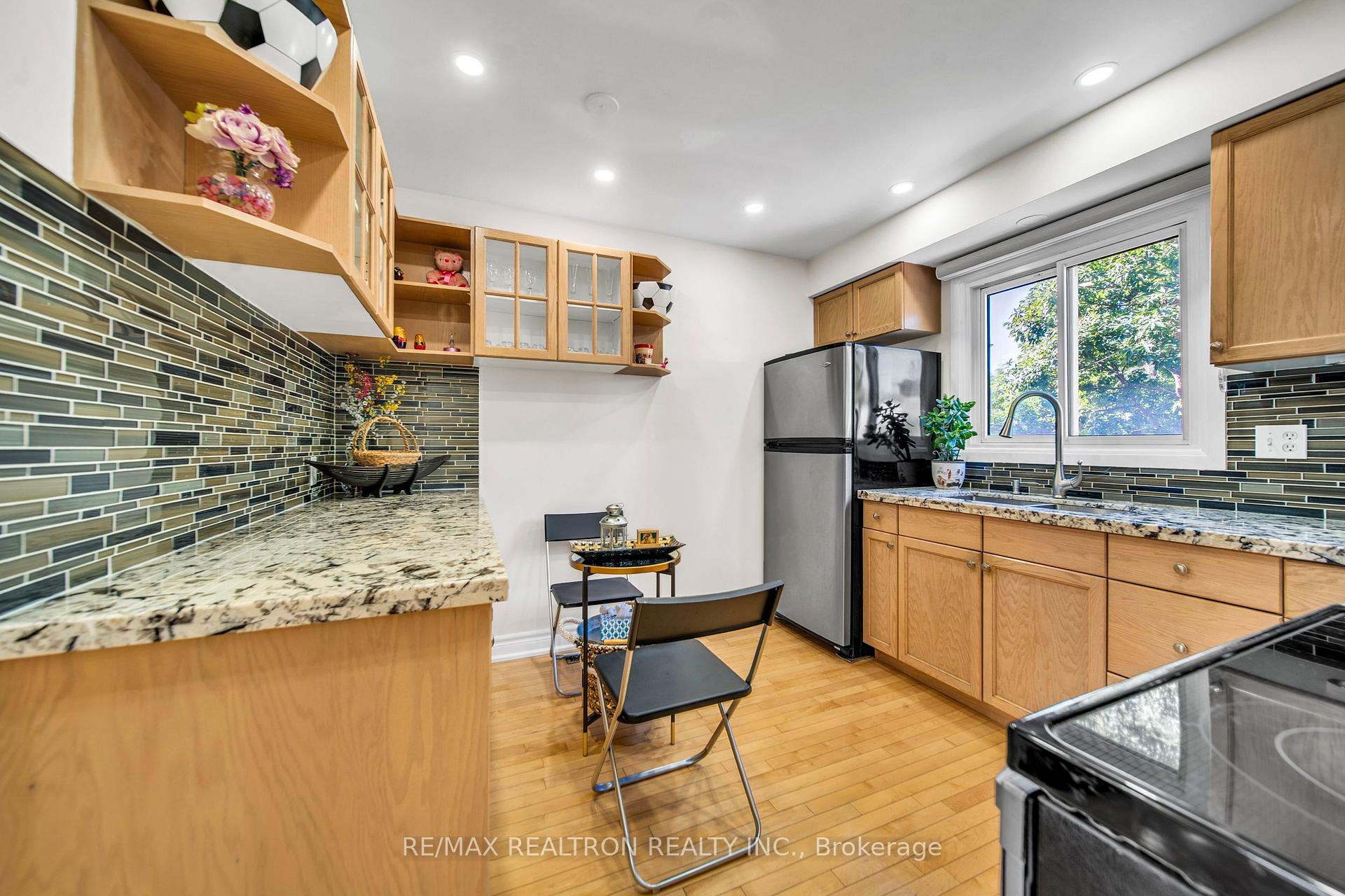 Photo 7 of 7 Spy Appleway, North York, Parkwoods-Donalda — HOMEH