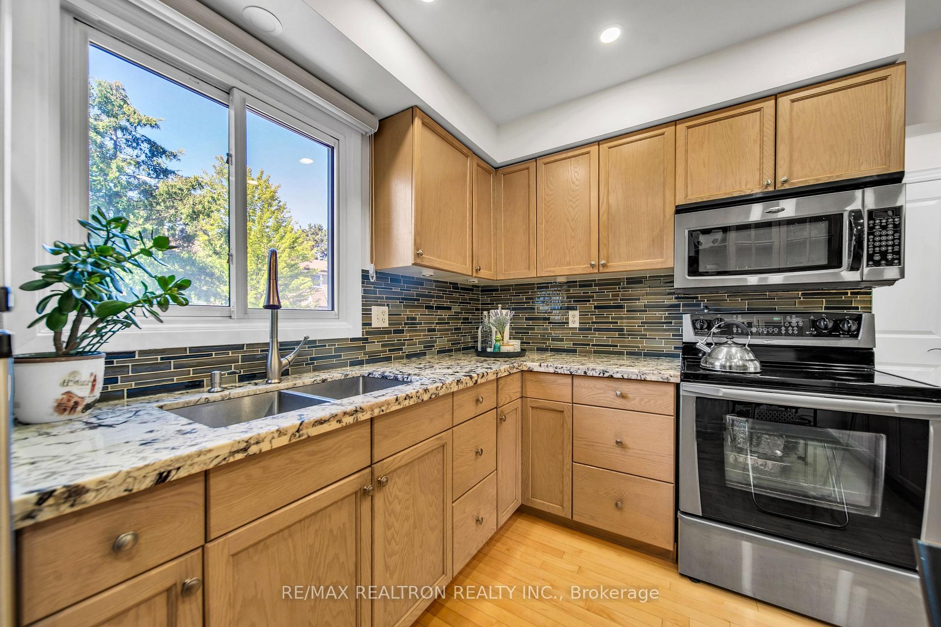 Photo 8 of 7 Spy Appleway, North York, Parkwoods-Donalda — HOMEH