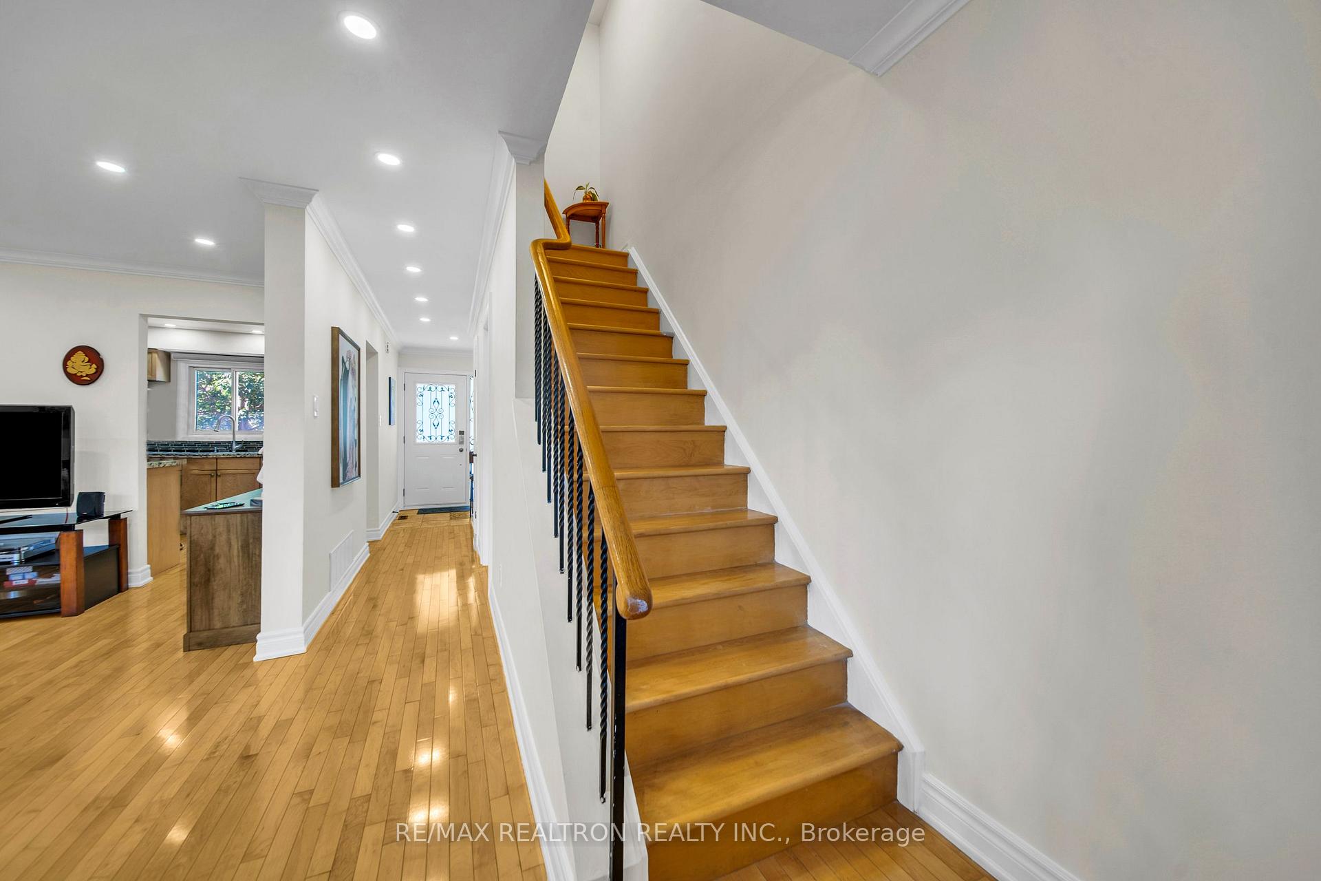 Photo 13 of 7 Spy Appleway, North York, Parkwoods-Donalda — HOMEH