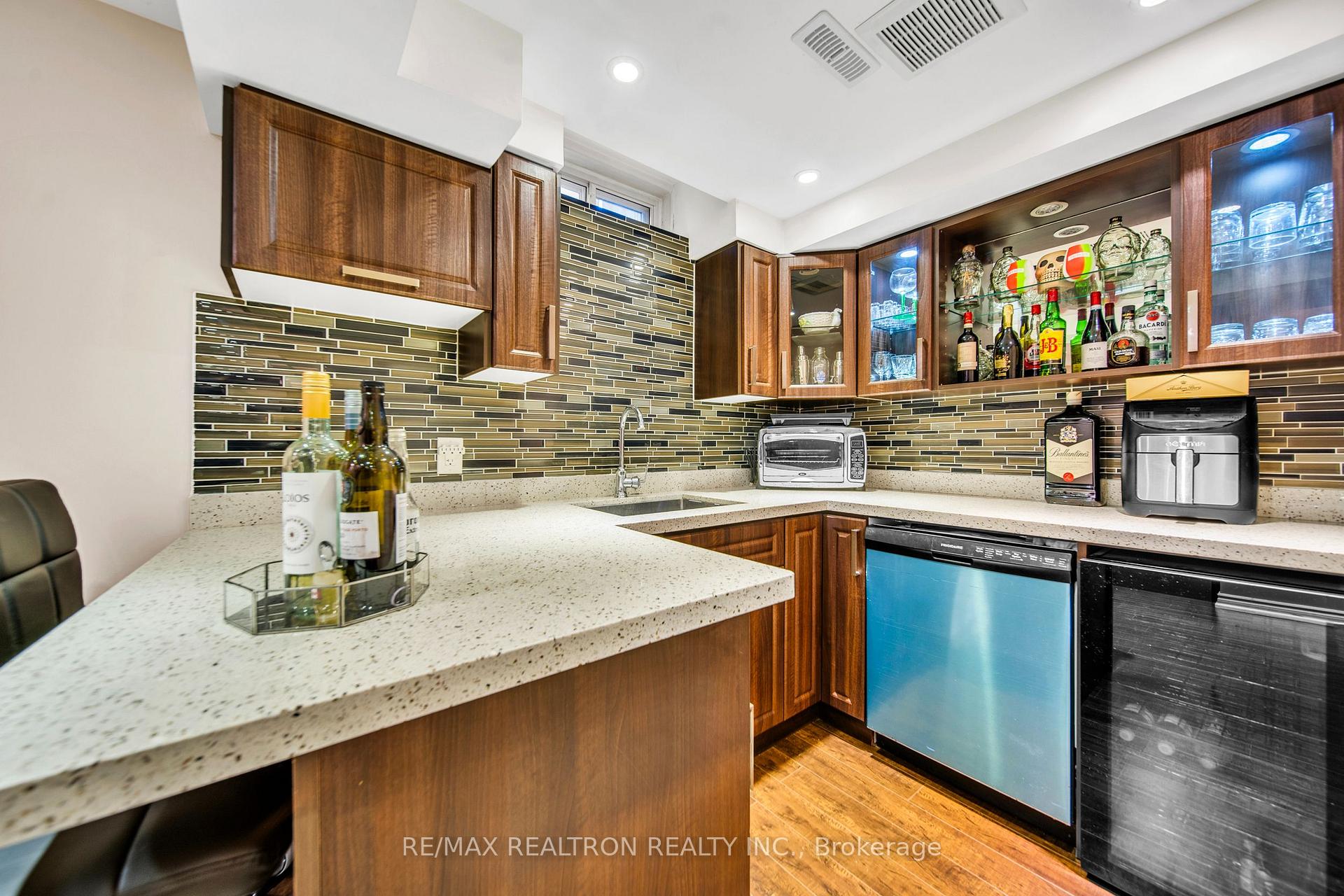 Photo 25 of 7 Spy Appleway, North York, Parkwoods-Donalda — HOMEH
