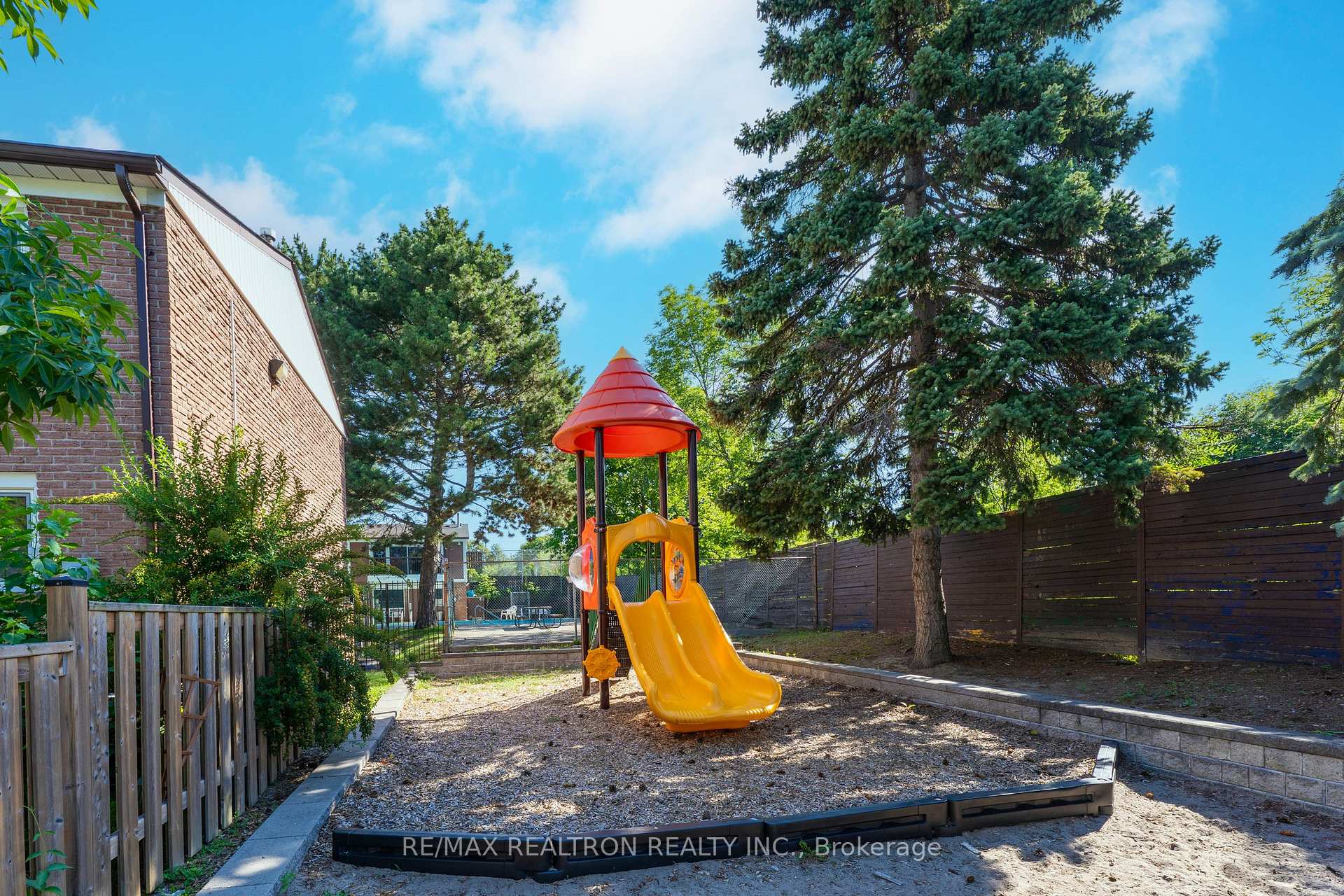Photo 40 of 7 Spy Appleway, North York, Parkwoods-Donalda — HOMEH