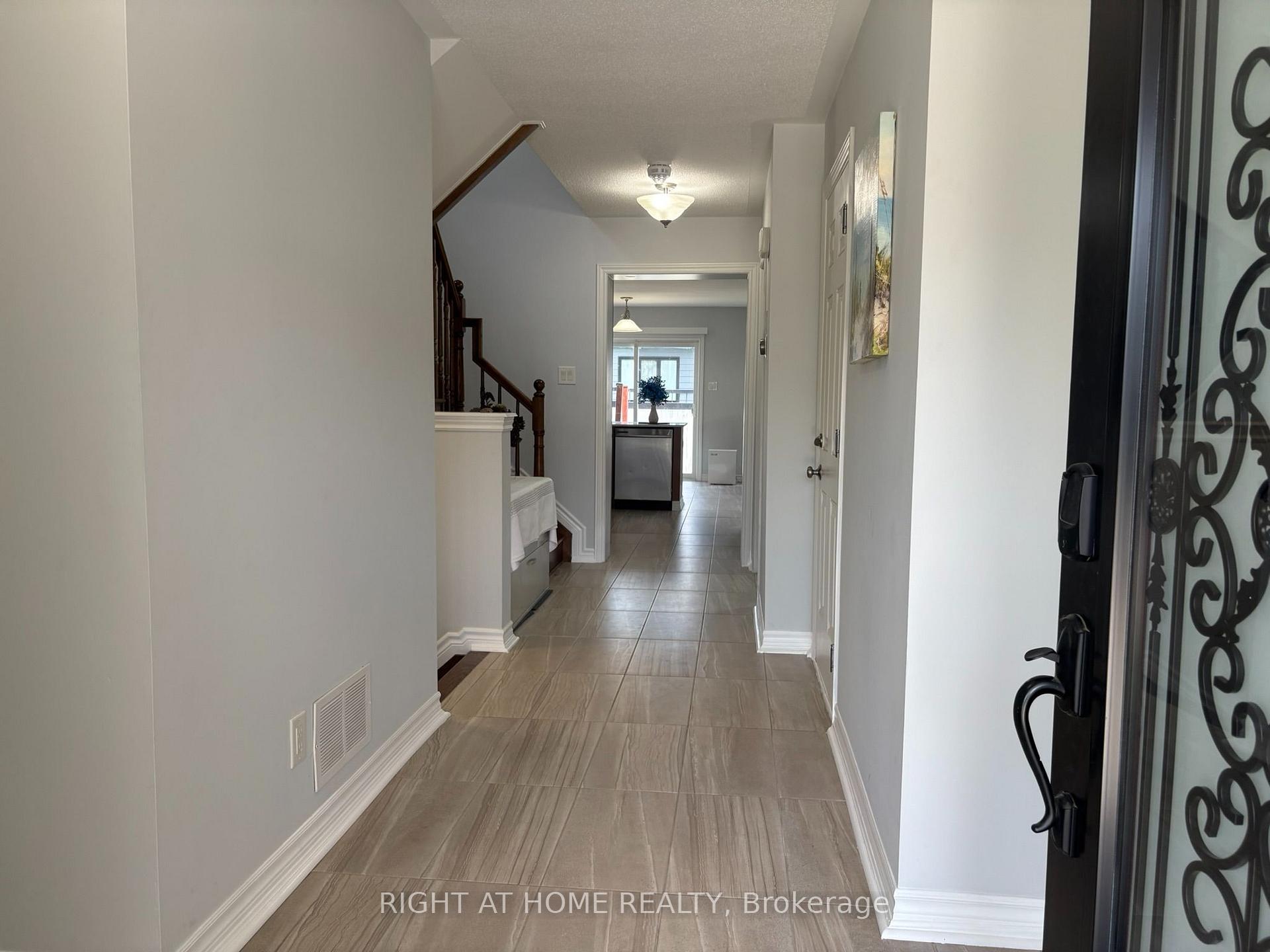 Photo 3 of 333 Rouncey Road, Ottawa, Kanata - Emerald Meadows/Trailwest — HOMEH