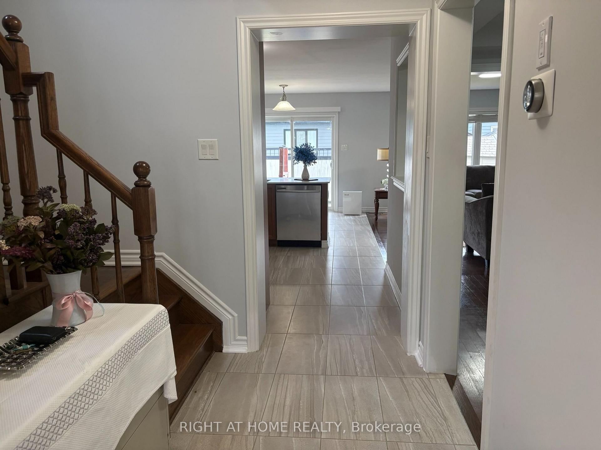 Photo 8 of 333 Rouncey Road, Ottawa, Kanata - Emerald Meadows/Trailwest — HOMEH
