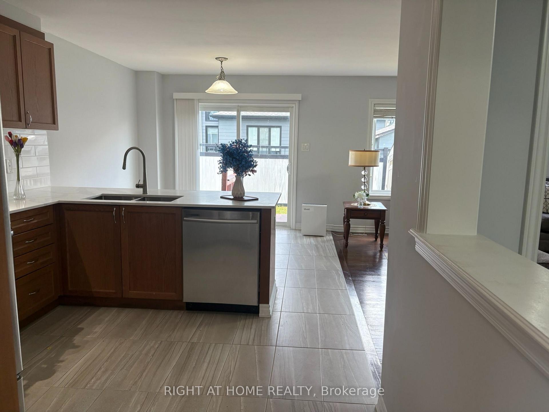 Photo 11 of 333 Rouncey Road, Ottawa, Kanata - Emerald Meadows/Trailwest — HOMEH