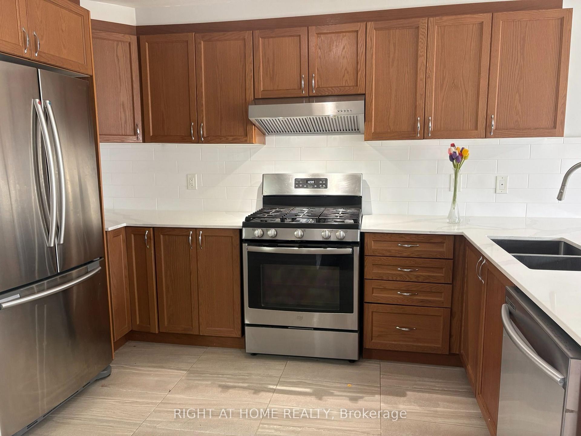 Photo 13 of 333 Rouncey Road, Ottawa, Kanata - Emerald Meadows/Trailwest — HOMEH