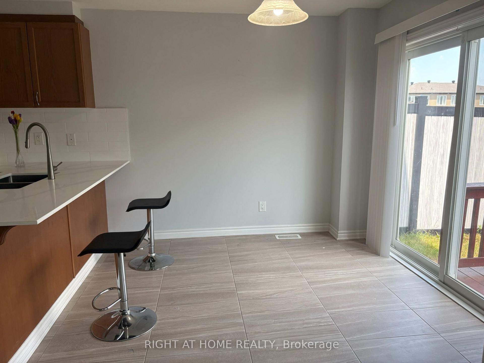 Photo 16 of 333 Rouncey Road, Ottawa, Kanata - Emerald Meadows/Trailwest — HOMEH