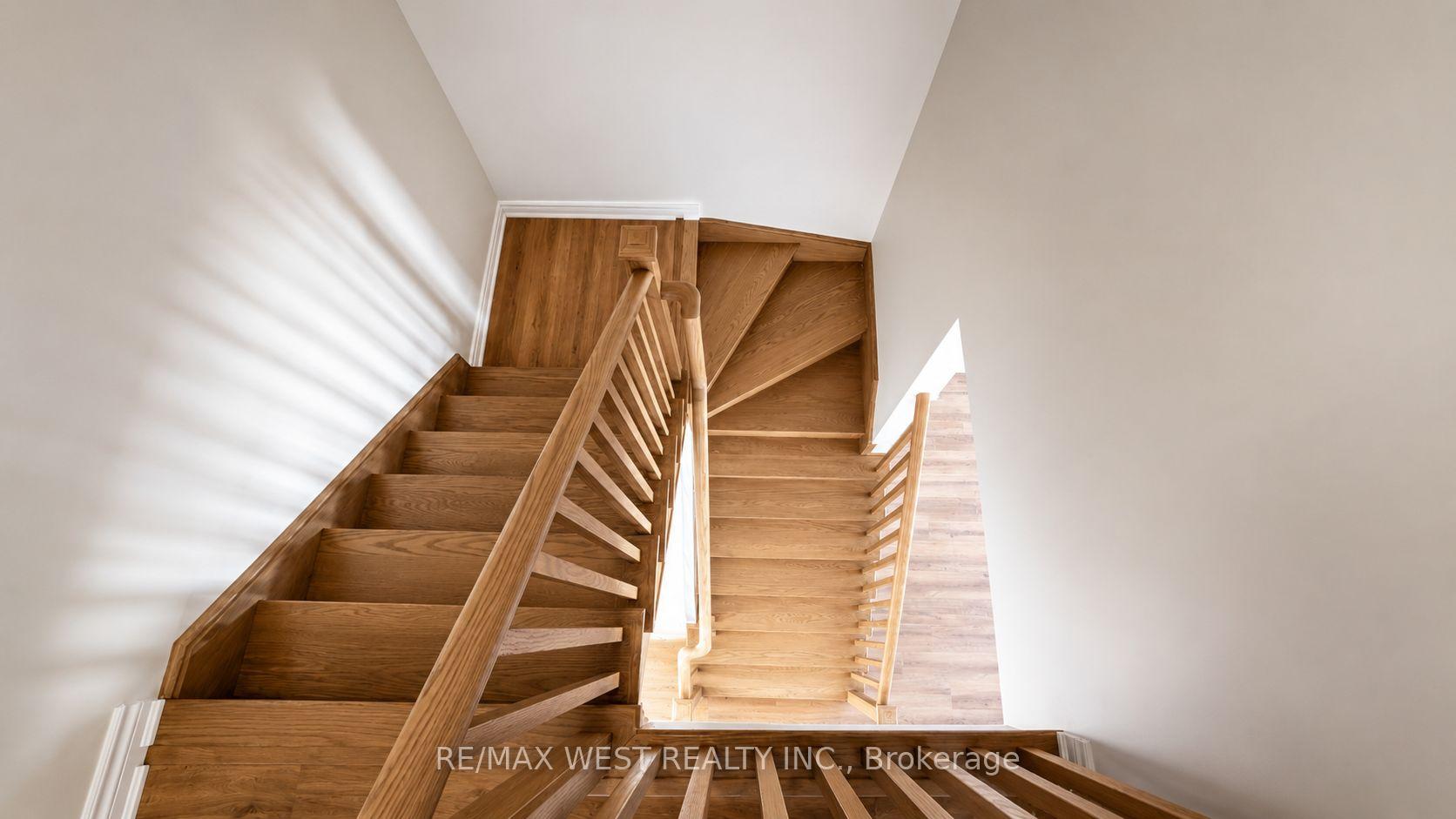 Photo 8 of 15 Inverary Crescent, Vaughan, Kleinburg — HOMEH