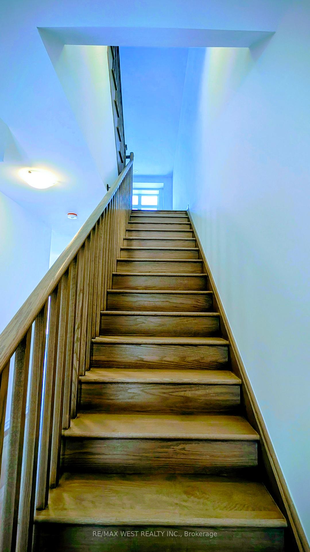 Photo 9 of 91 Inverary Crescent, Vaughan, Kleinburg — HOMEH