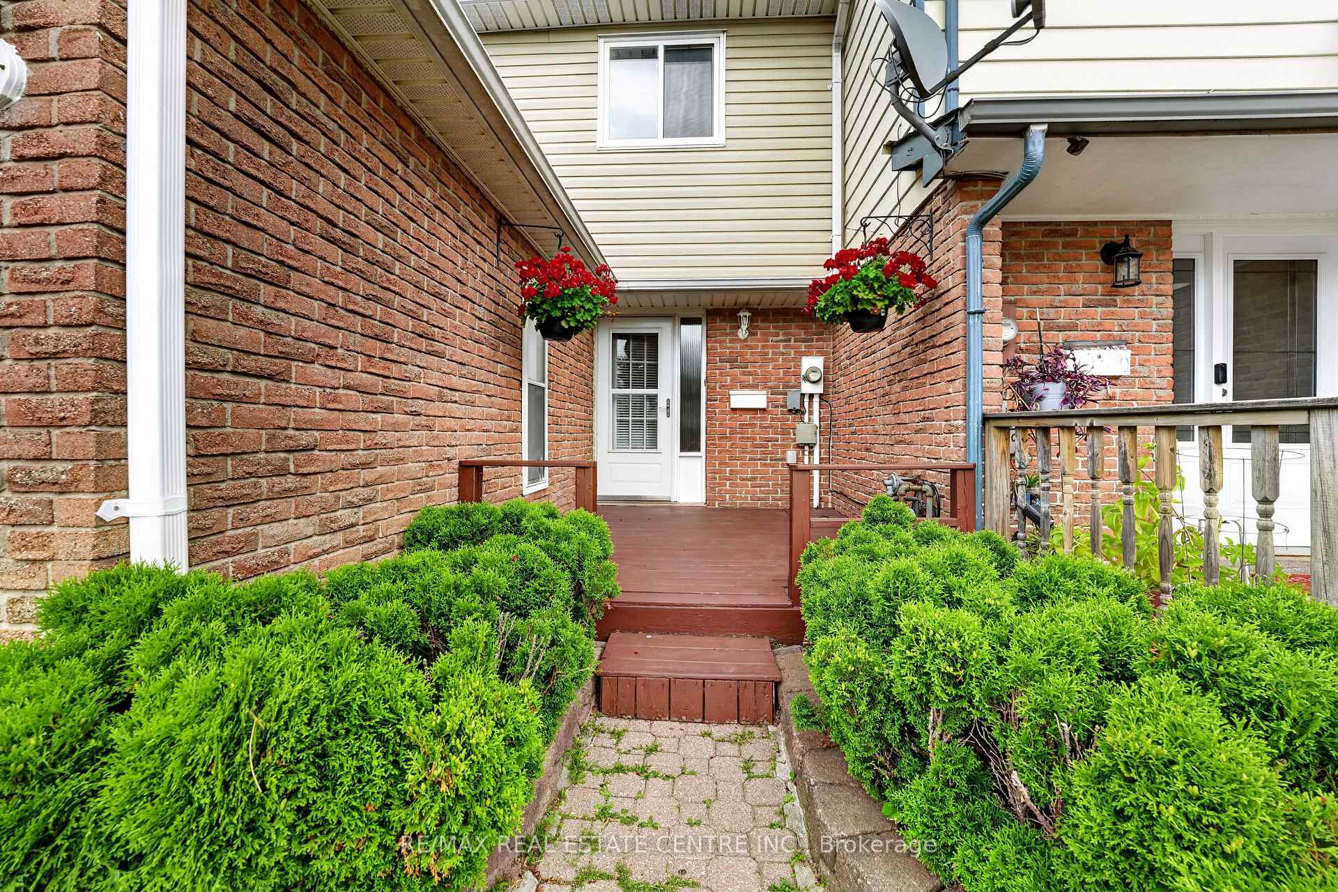 Photo 3 of 23 Burbank Crescent, Orangeville — HOMEH