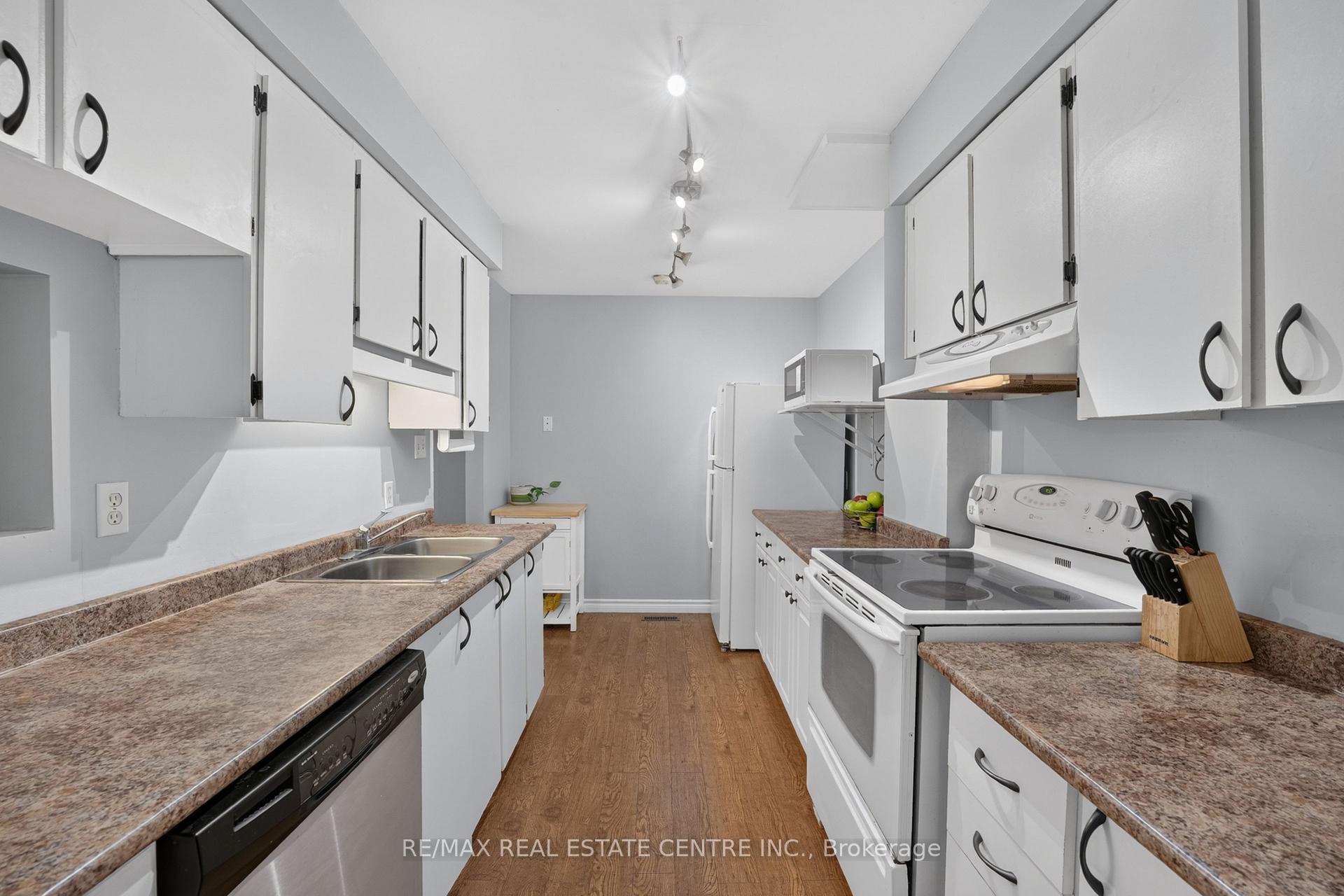 Photo 10 of 23 Burbank Crescent, Orangeville — HOMEH