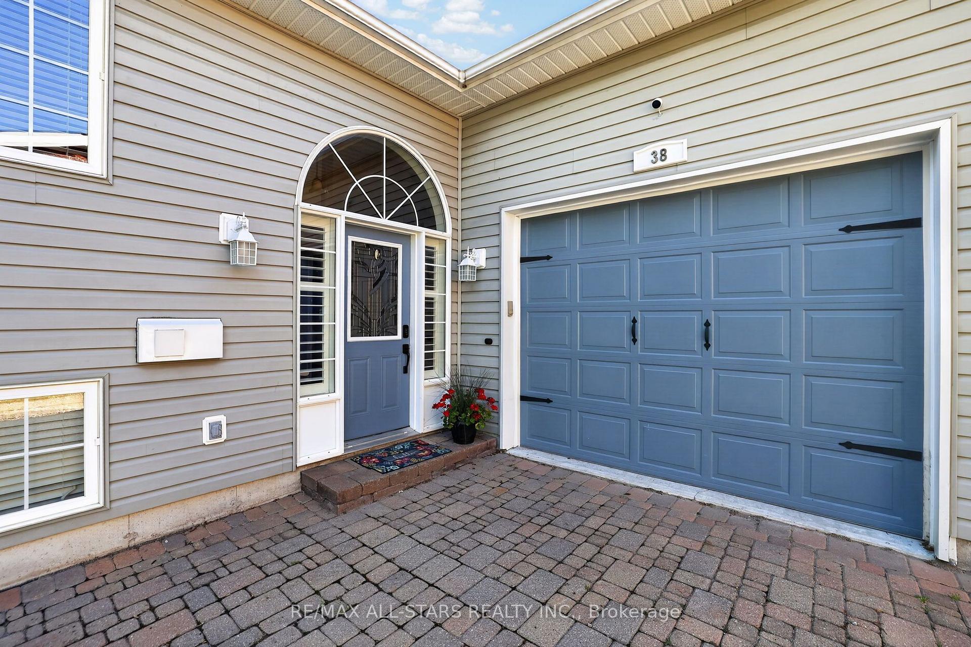 Photo 2 of 38 Evelyn Avenue, Georgina, Historic Lakeshore Communities — HOMEH