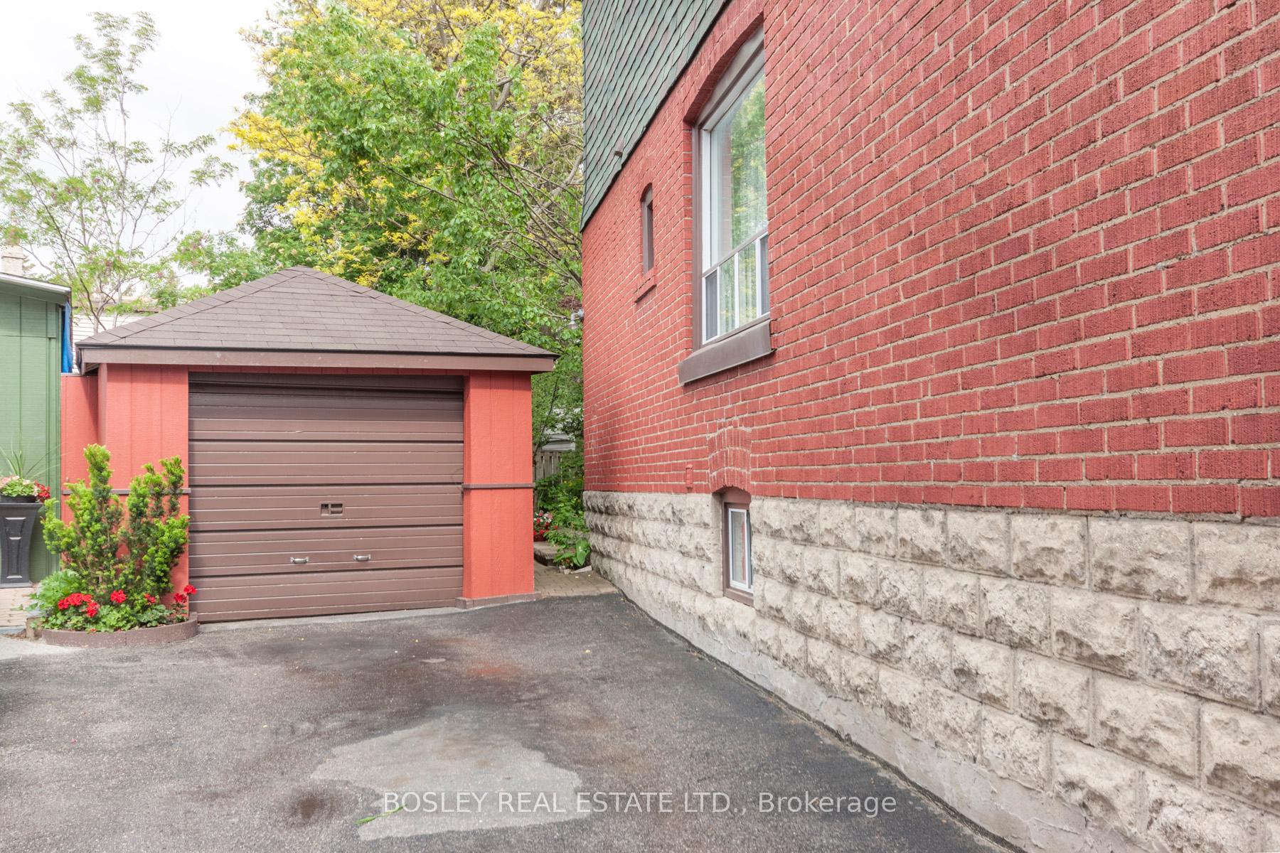 Photo 5 of 22 Martin Crescent, Toronto, Mount Pleasant East — HOMEH