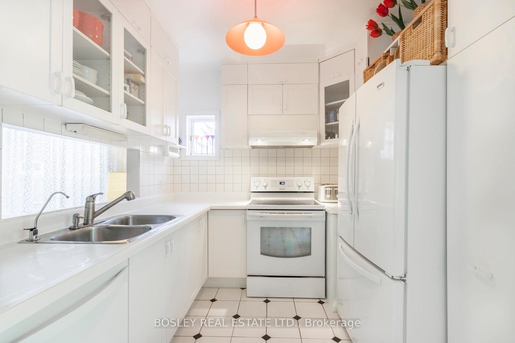 Photo 11 of 22 Martin Crescent, Toronto, Mount Pleasant East — HOMEH