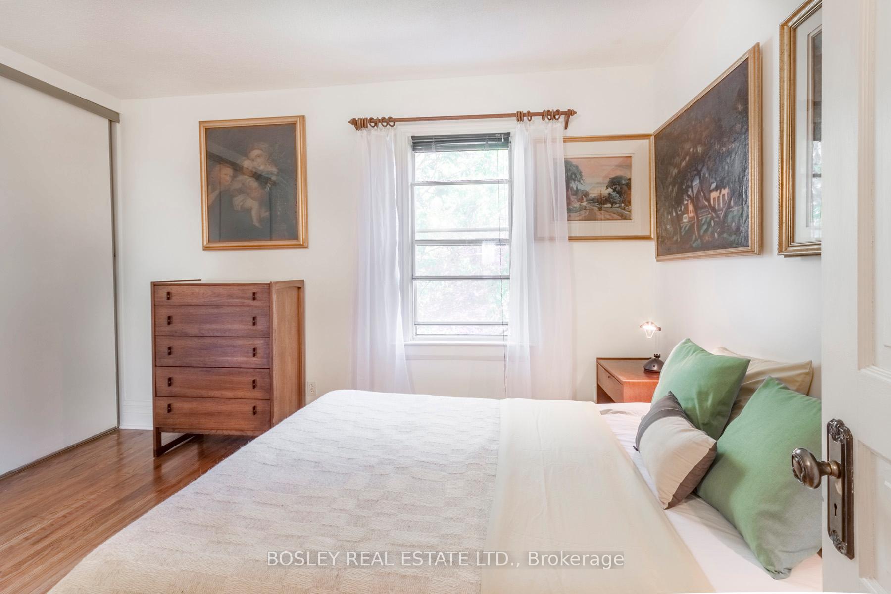 Photo 15 of 22 Martin Crescent, Toronto, Mount Pleasant East — HOMEH