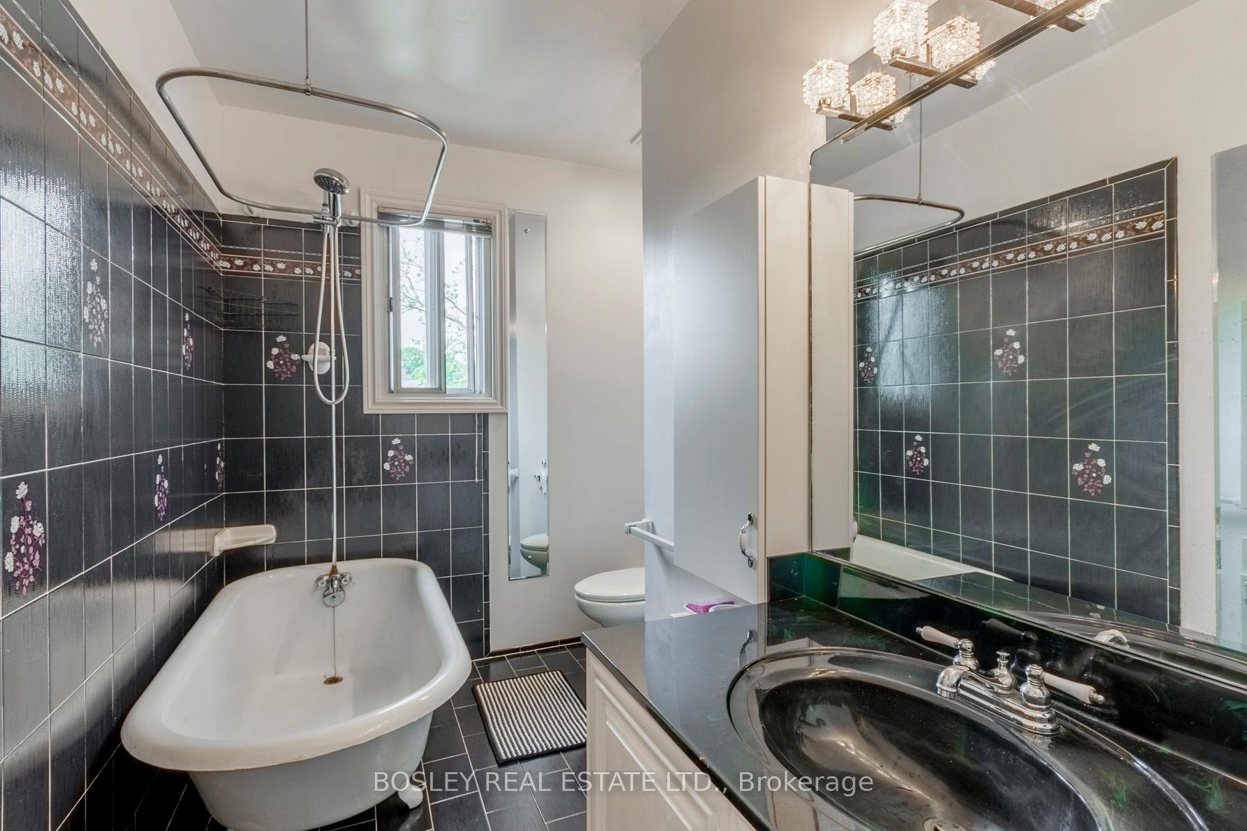 Photo 18 of 22 Martin Crescent, Toronto, Mount Pleasant East — HOMEH