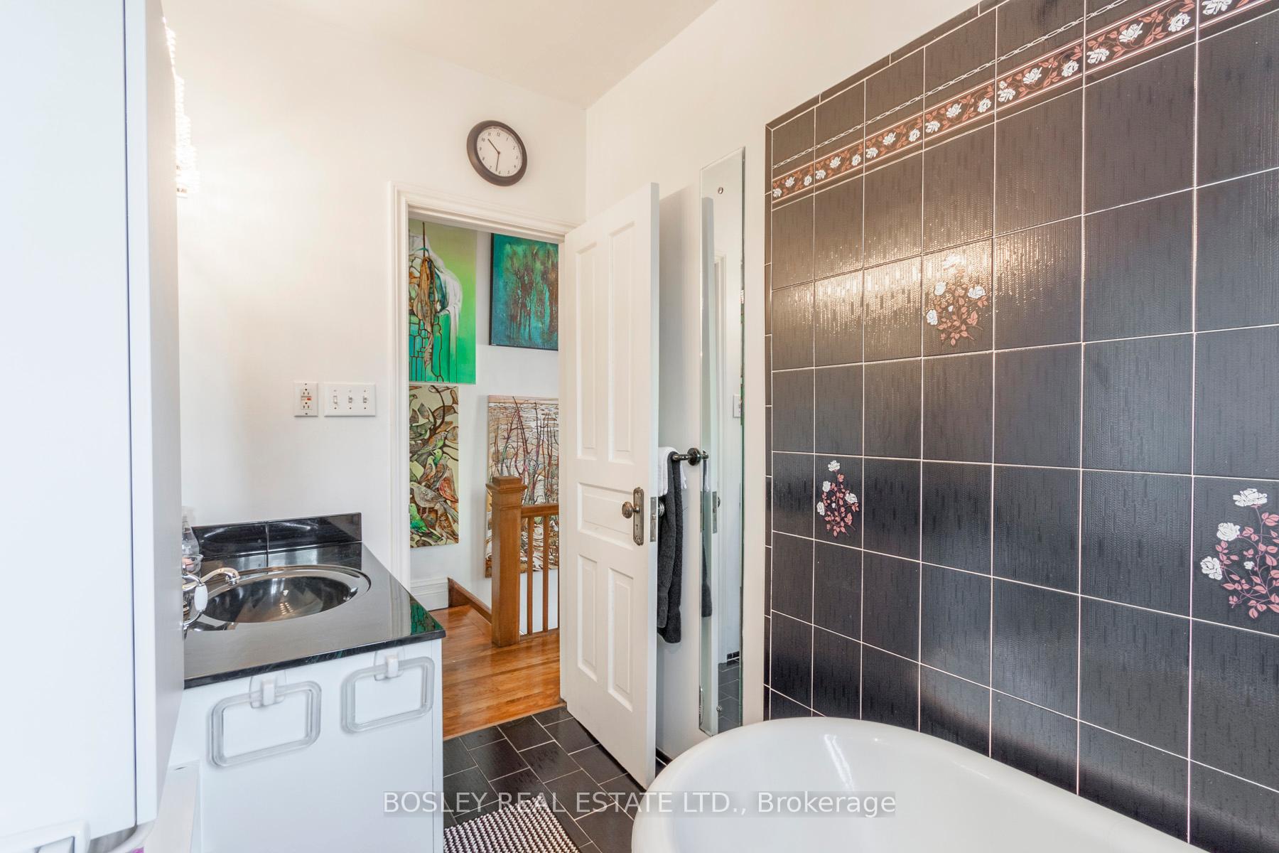 Photo 19 of 22 Martin Crescent, Toronto, Mount Pleasant East — HOMEH