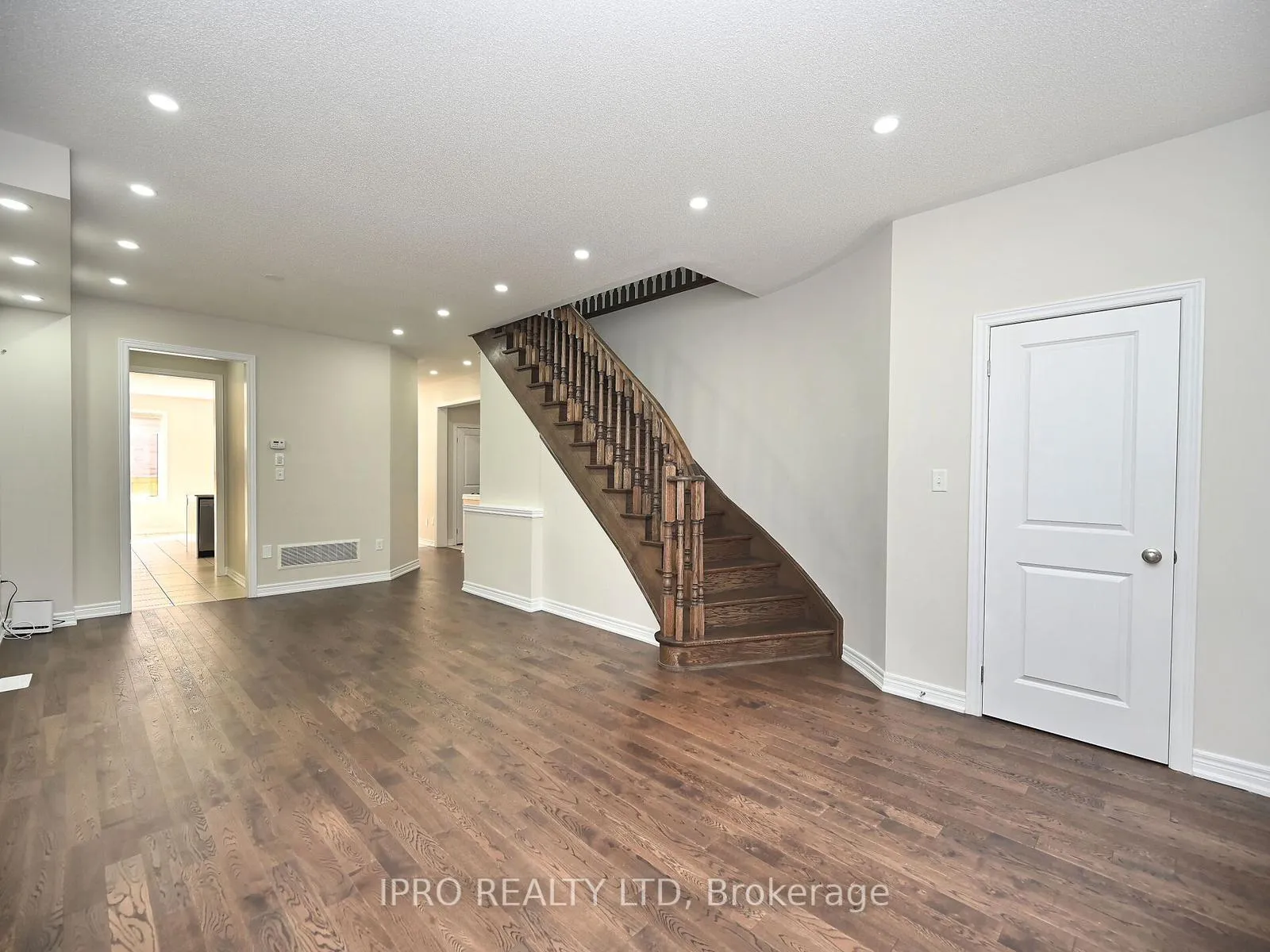 Photo 5 of 29 Junior Road, Brampton, Northwest Brampton — HOMEH