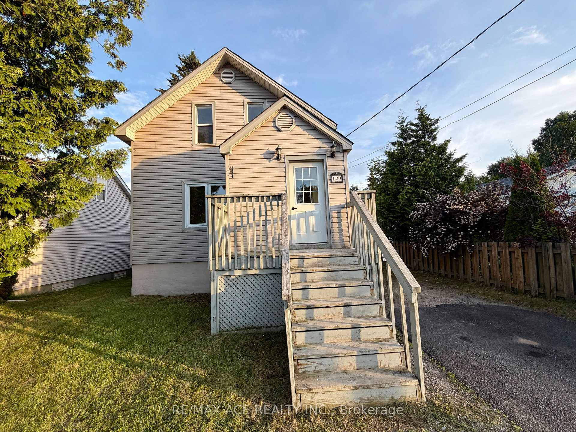 Front of 123 Oakwood Avenue
