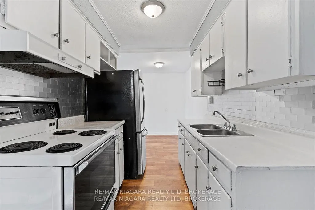 Photo 4 of Unit 2, 27 Main Street, St. Catharines, Port Dalhousie — HOMEH