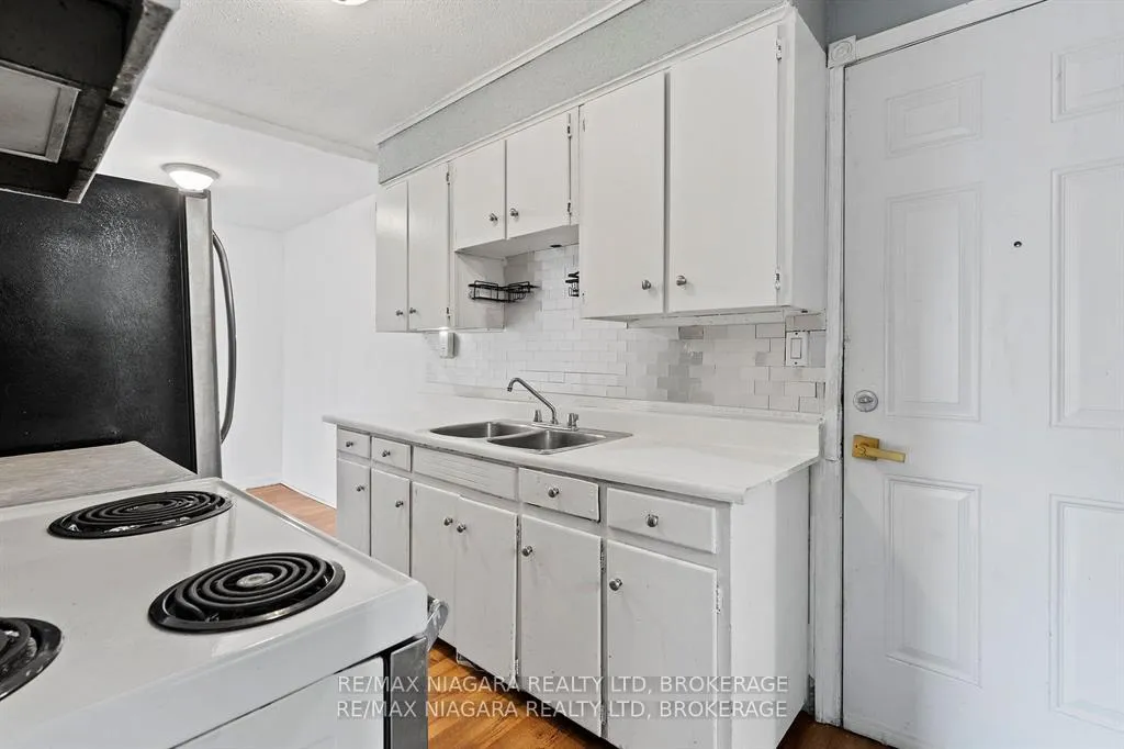 Photo 1 of Unit 2, 27 Main Street, St. Catharines, Port Dalhousie — HOMEH