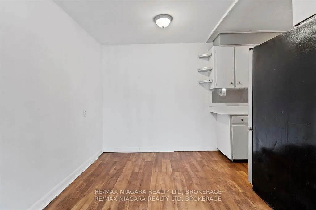 Photo 6 of Unit 2, 27 Main Street, St. Catharines, Port Dalhousie — HOMEH