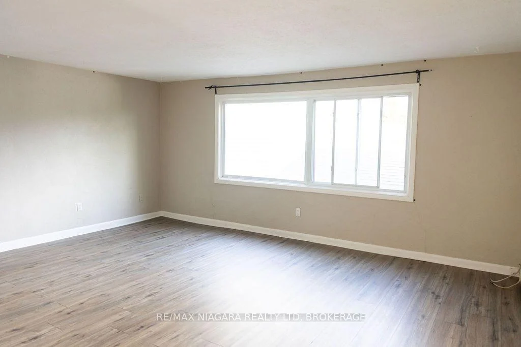 Photo 2 of Unit 2, 27 Main Street, St. Catharines, Port Dalhousie — HOMEH
