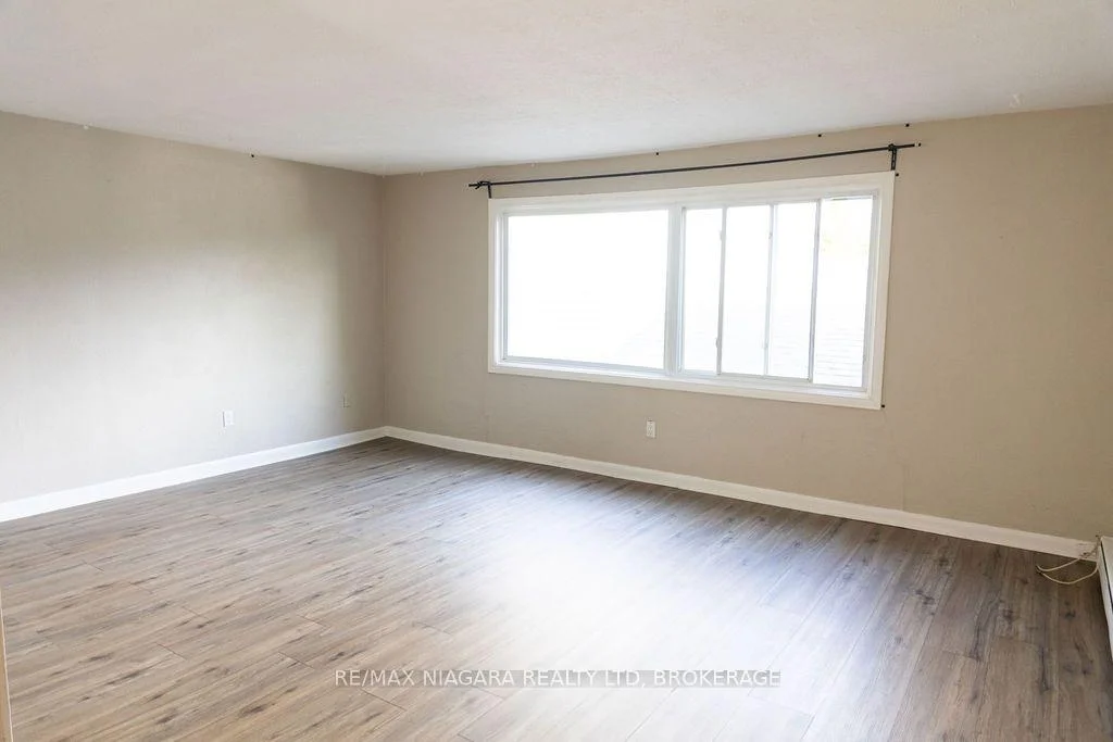 Photo 5 of Unit 2, 27 Main Street, St. Catharines, Port Dalhousie — HOMEH