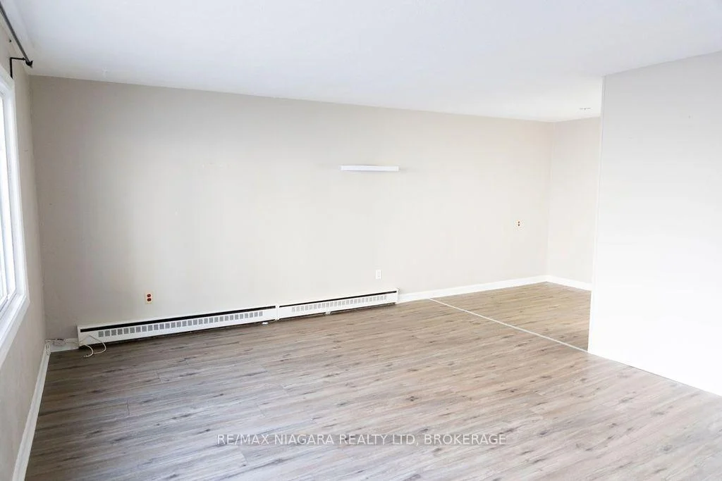 Photo 7 of Unit 2, 27 Main Street, St. Catharines, Port Dalhousie — HOMEH