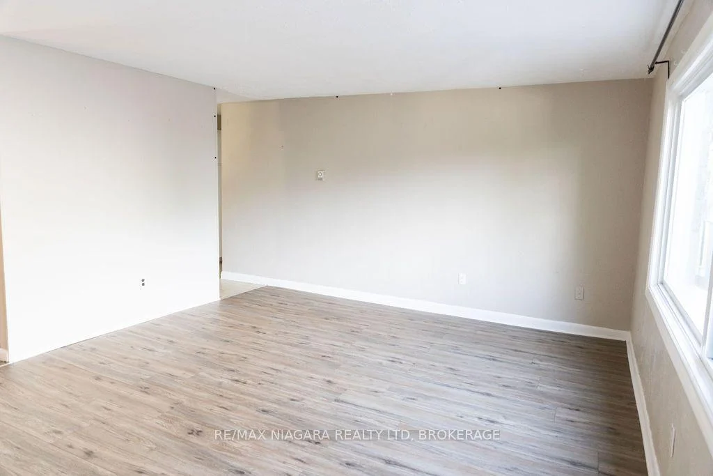 Photo 8 of Unit 2, 27 Main Street, St. Catharines, Port Dalhousie — HOMEH