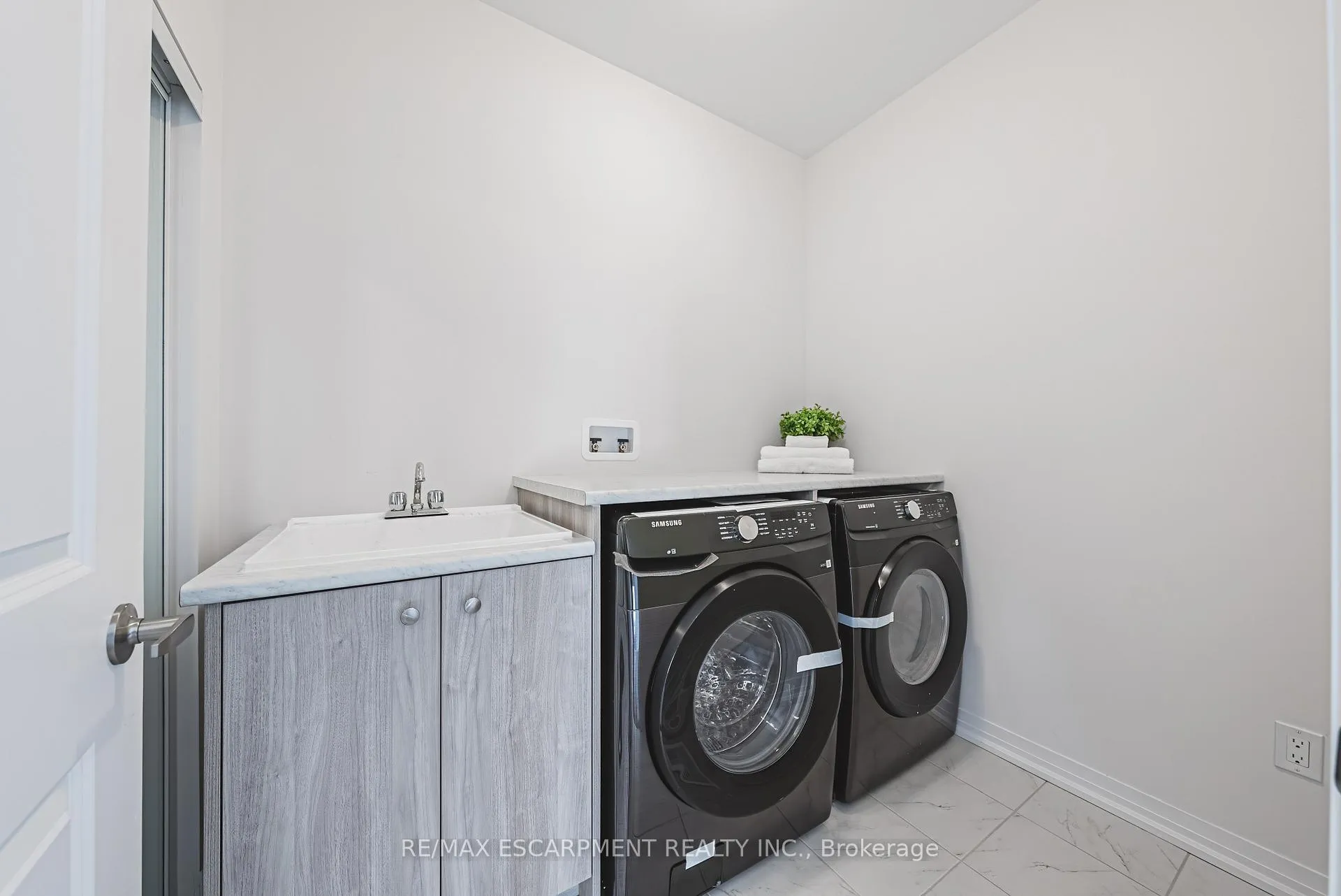 Photo 17 of 208 Provident Way, Hamilton, Mount Hope — HOMEH