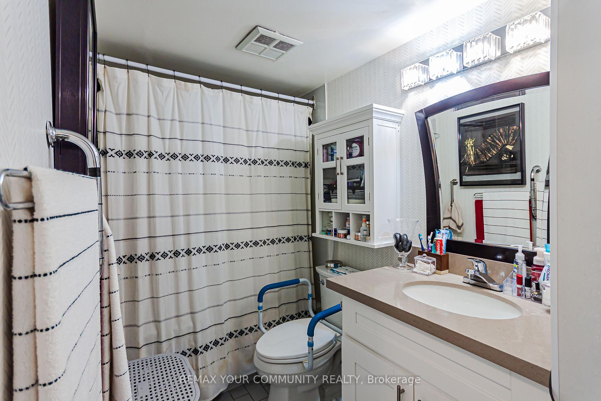 Photo 14 of Unit 301, 326 Major Mackenzie Drive E, Richmond Hill, Crosby — HOMEH