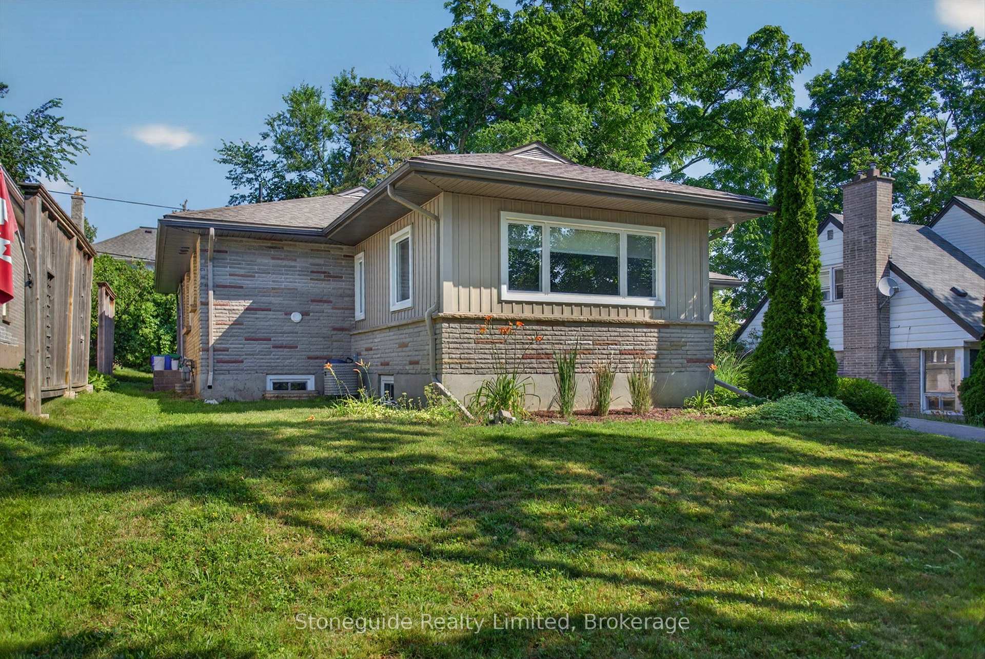 Photo 3 of 702 Walkerfield Avenue, Peterborough, Town Ward 3 — HOMEH