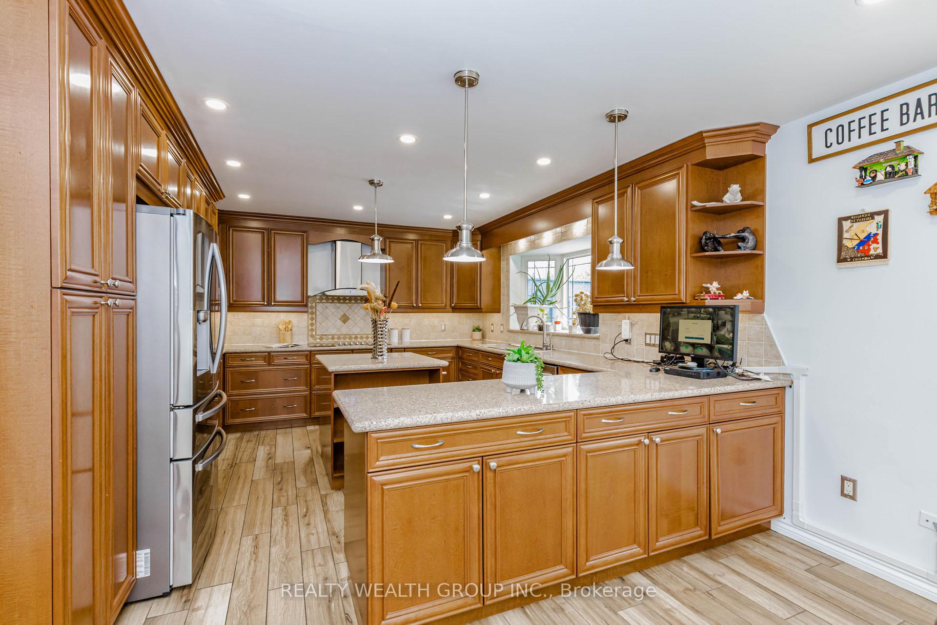 Photo 12 of 688 Antigua Crescent, Oshawa, Northglen — HOMEH