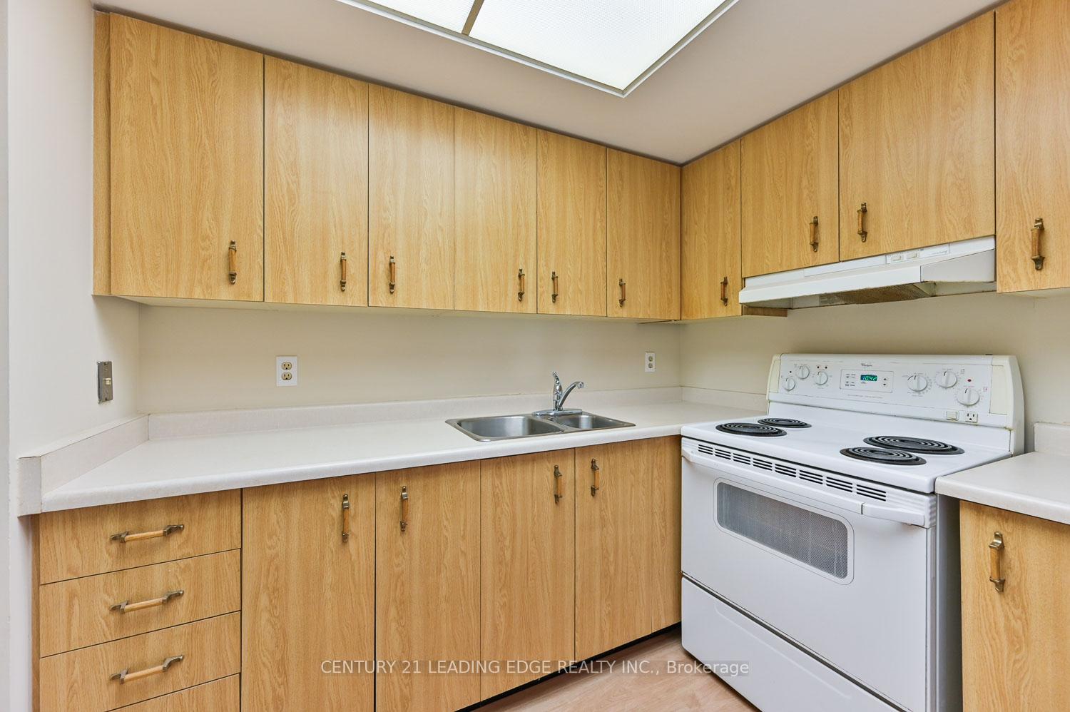 Photo 10 of Unit PH2, 100 Anna Russell Way, Markham, Unionville — HOMEH