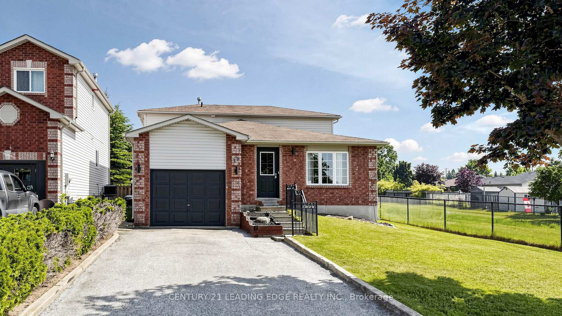 Photo 2 of 11 Lougheed Road, Barrie, Holly — HOMEH